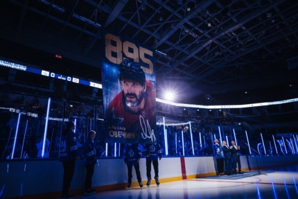 Московское Динамо подняло стяг Овечкина под своды арены, Овечкину подарили золотую клюшку, игроков Динамо наградили бронзой Московское Динамо подняло стяг Овечкина под своды арены, Овечкину подарили золотую клюшку, игроков Динамо наградили бронзой