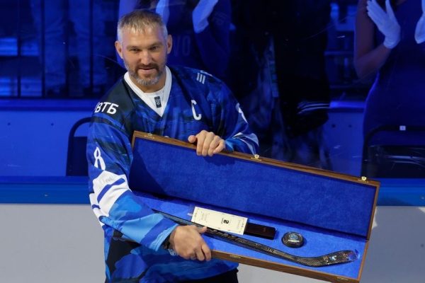 Московское Динамо подняло стяг Овечкина под своды арены, Овечкину подарили золотую клюшку, игроков Динамо наградили бронзой Московское Динамо подняло стяг Овечкина под своды арены, Овечкину подарили золотую клюшку, игроков Динамо наградили бронзой